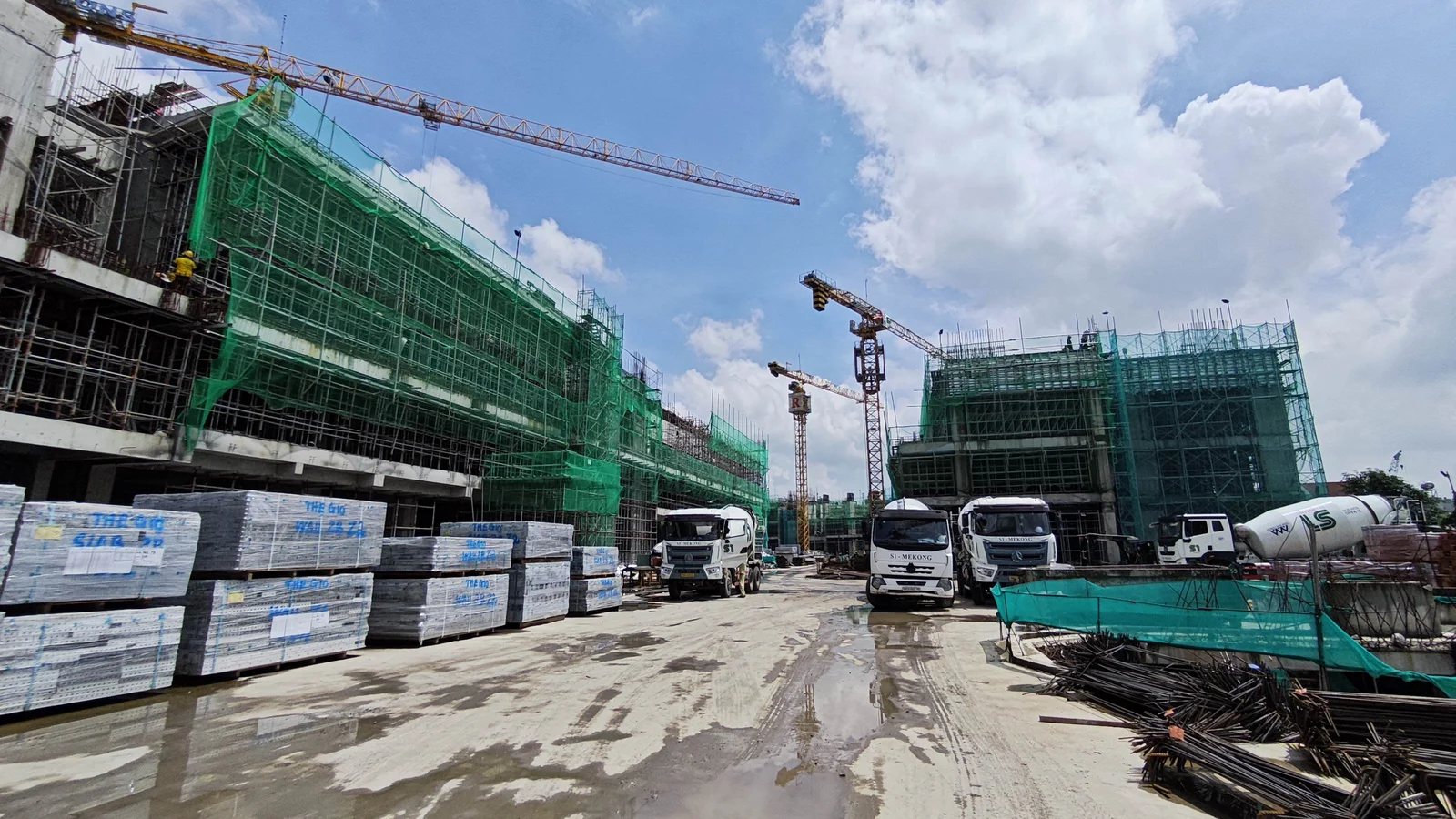 Ván khuôn coffa nhôm và xe bồn bê tông hoàn thiện kết cấu hầm The Gió Riverside