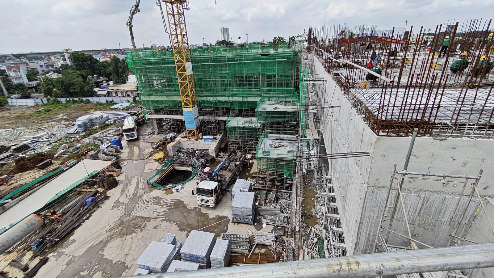 Thi công cột sàn tầng 4 chuẩn bị lên sàn tầng 5 tháp Gió Nam The Gió Riverside