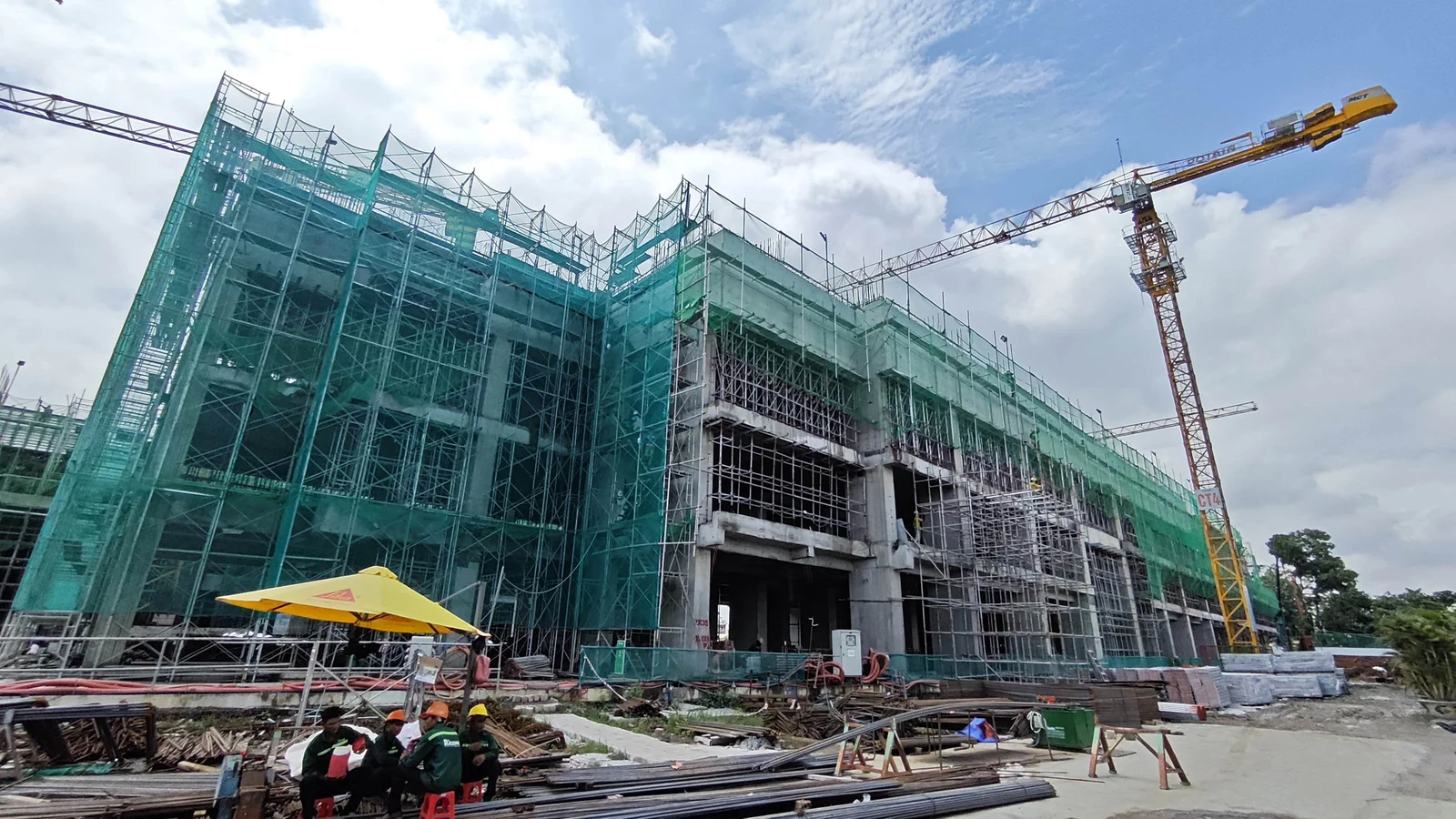 Thi công dầm chuyển transfer beam lên tầng 4 tháp Gió Đông The Gió Riverside